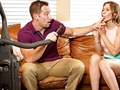 18 ans, Gros cul, Grosse bite, Sucer une bite, Brunette brune, En levrette, Seins naturels, Nénés