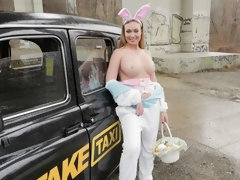 In den arsch, Grosser arsch, Grosse titten, Blondine, Auto, Handjob, Milf, Im freien