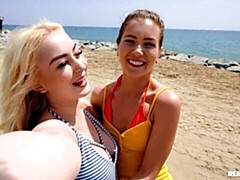 Grosser arsch, Fingern, Lesbisch, Masturbation, Natürlichen titten, Rasiert, Entkleiden, Titten