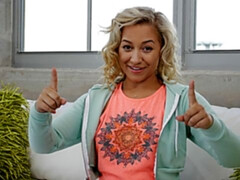 Blond, Hondjeshouding, Handbeurt, Likken, Masturbatie, Moeder die ik wil neuken, Tatoeage, Tieten likken