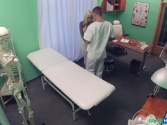 Grosse titten, Blasen, Hundestellung, Lecken, Krankenschwester, Büro, Pov, Muschi