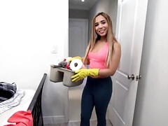 18 ans, Gros cul, Gros seins, Sucer une bite, Brunette brune, En levrette, Fille latino, Adolescente