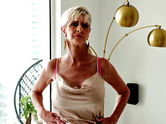 Kitzler, Oma, Masturbation, Reif, Piercing, Solo, Netzkamera, Ehefrau