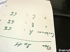 Pijpbeurt, Bruinharig, Oudere vrouw, Rijpe lesbienne, Moeder die ik wil neuken, Moeder, Stiefmoeder, Kousen