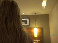 Blonde, Sucer une bite, Branlette thaïlandaise, Jeans, Orgasme, Maigrichonne, Fumer, Dénudage