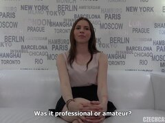 18 ans, Gros seins, Sucer une bite, Brunette brune, Tir de sperme, Pov, Étudiant, Adolescente