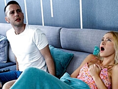 18 jahre, Grosser arsch, Grosser schwanz, Blondine, Blasen, Hundestellung, Rasiert, Titten