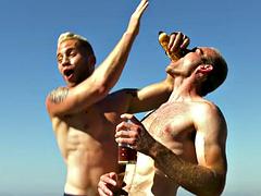 Dreidimensional, In den arsch, Bisexuell, Blasen, Geschnappt, Doppelpenetration, Interrassisch, Flotter dreier