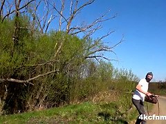 Grote mammen, Pijpbeurt, Naakte man aangeklede vrouw, Oudere vrouw, Sperma shot, Rijpe lesbienne, Buiten, Tatoeage