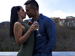 Sucer une bite, Brunette brune, En levrette, De plein air, Pov, Chatte, Tatouage