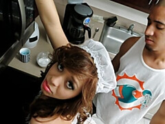 18 ans, Gros cul, Grosse bite, Sucer une bite, En levrette, Rousse roux, Cheveux courts, Nénés