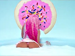 nicki minaj booty shaking